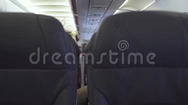 乘客在空中飞行时坐经济舱现代飞机. 乘客在客舱内的椅子